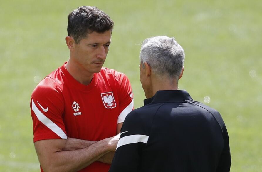 包含波兰逆转斯洛伐克，小组赛晋级未知数的词条