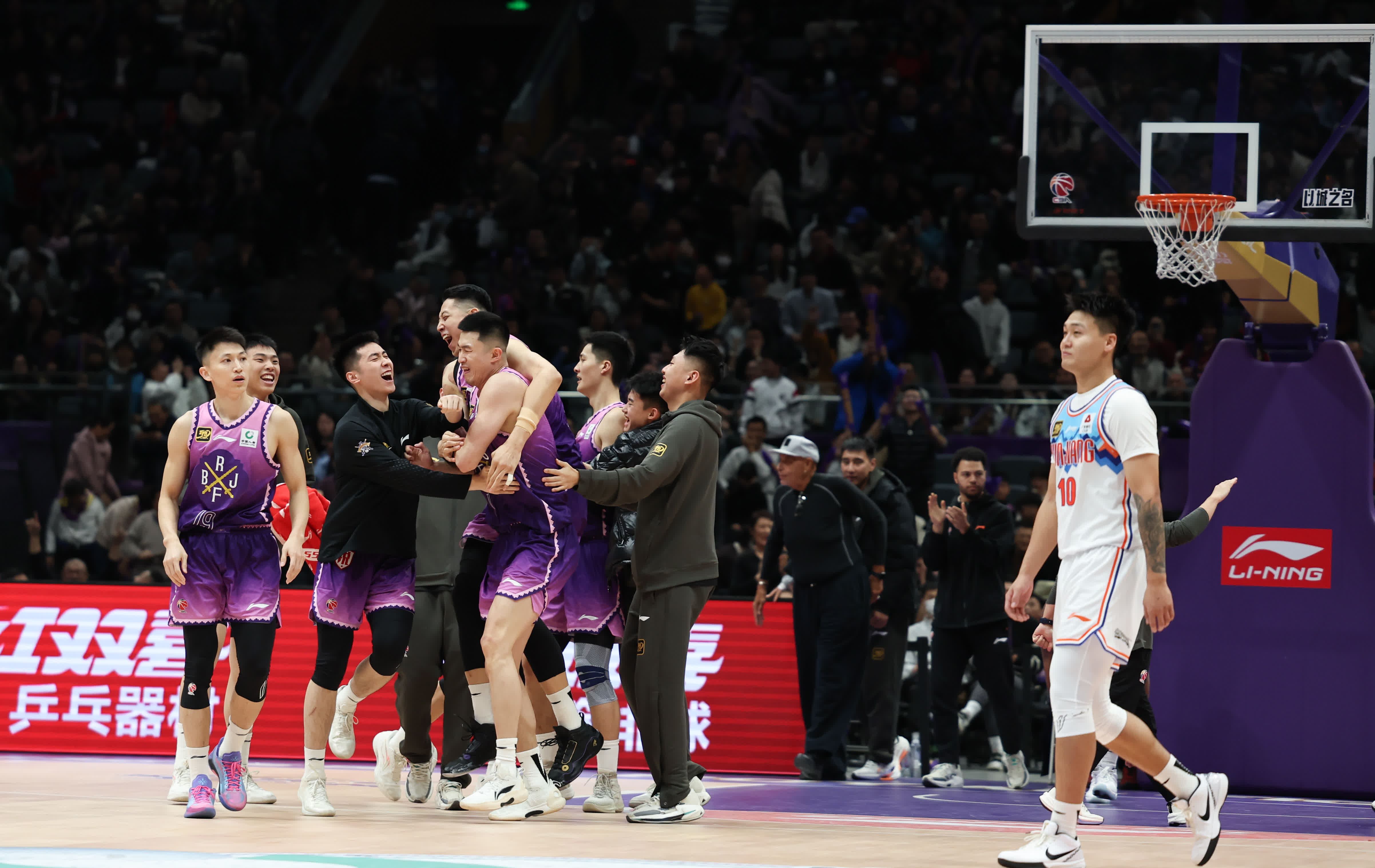 包含内地篮球赛事即将上演一场激情四射的对决的词条