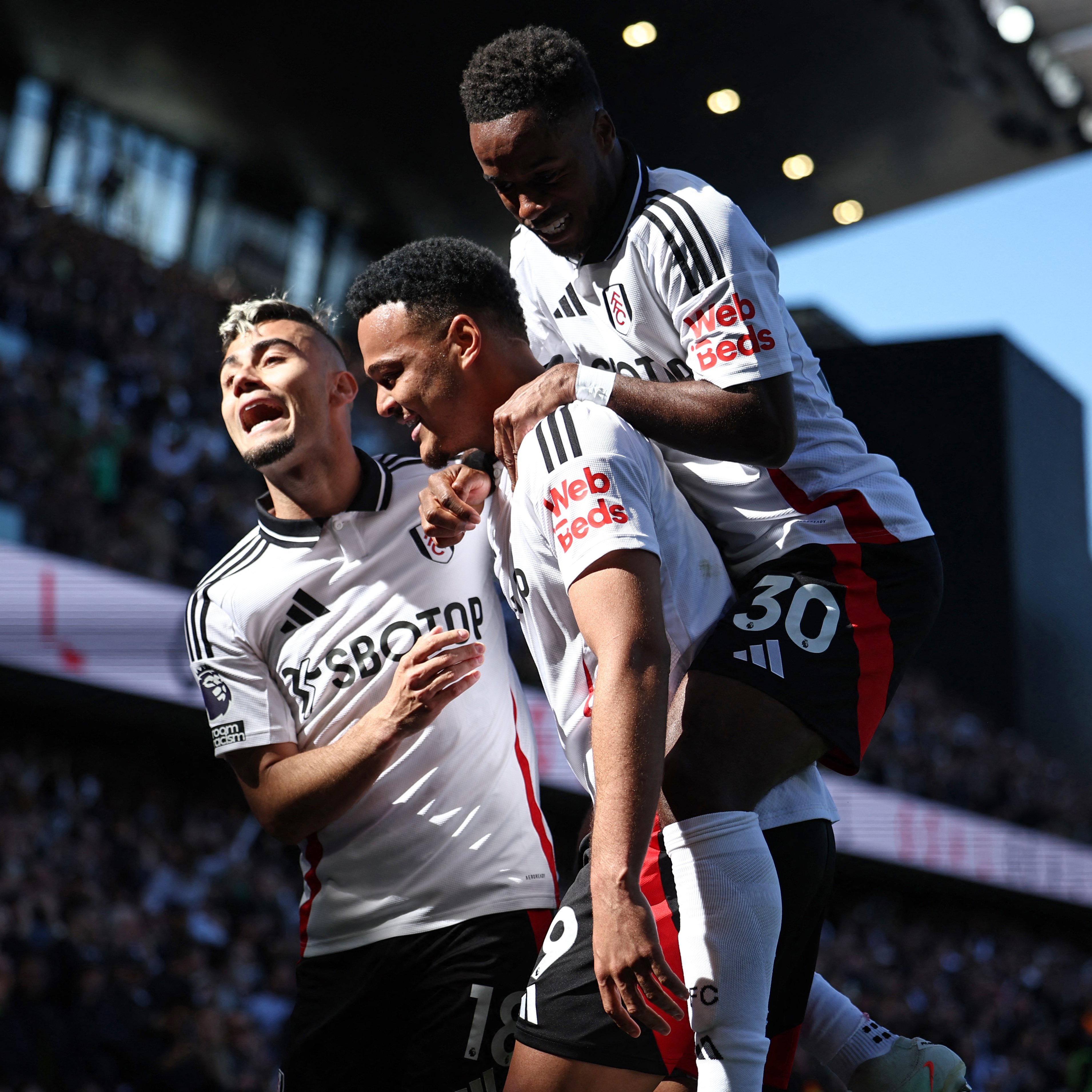 包含富勒姆客场胜狼队，球员们士气更高的词条