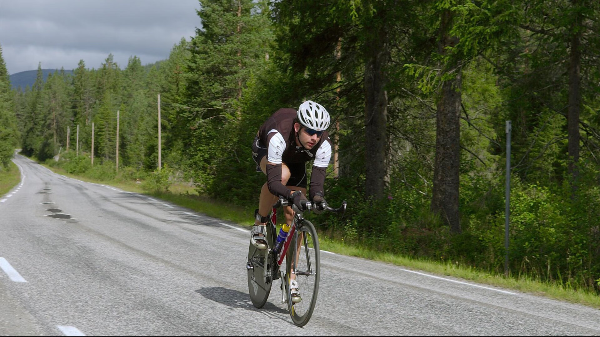 赛道上的逆袭，雷诺险胜梅赛德斯，塞恩斯惊艳四座